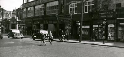 Black and white photo of Tottenham High Road in the 1950s