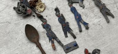 A photo of old lead toys and some accessories
