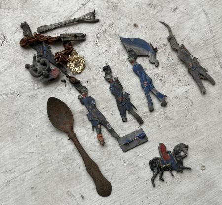 A photo of old lead toys and some accessories